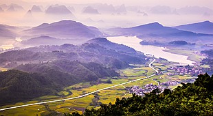 八步至昭平二级公路穿越丛山