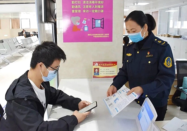 2.贺州市民服务中心交通运输局综合窗口工作人员宣传跨省通办服务