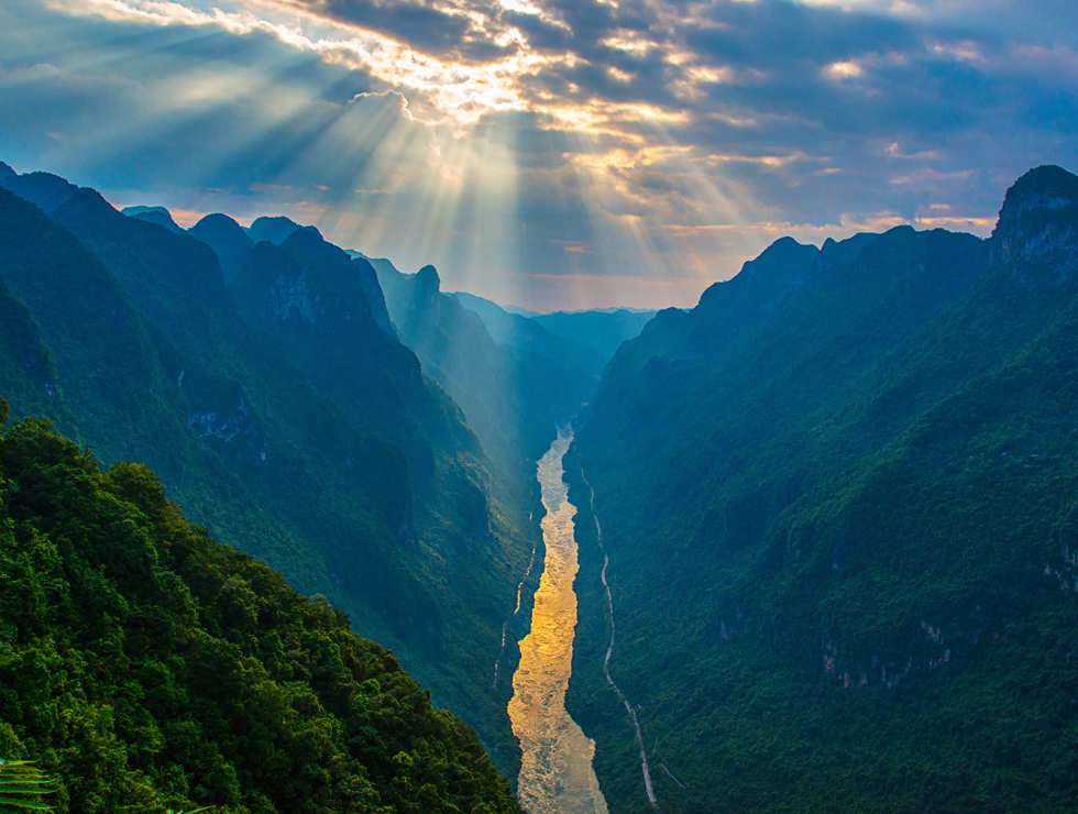 天峨万丈光芒耀峡谷