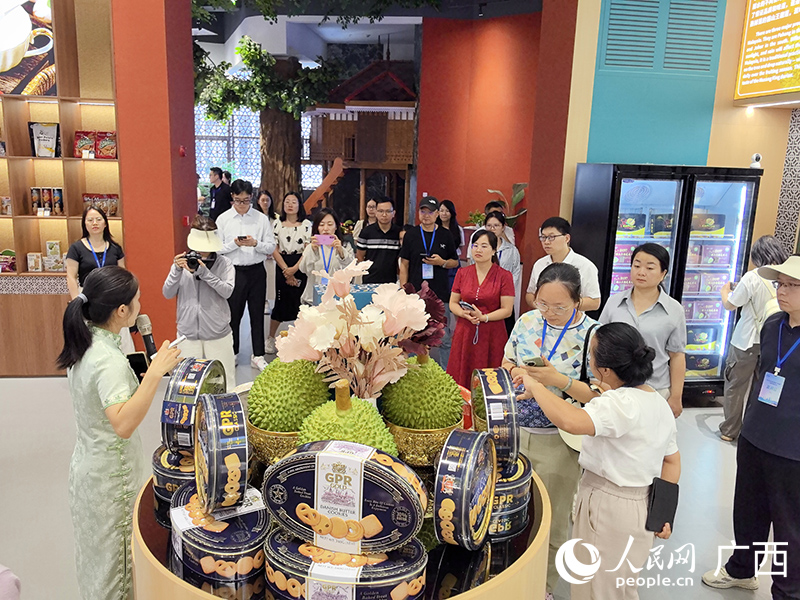 与会人员在中国—东盟特色商品汇聚中心实地调研。人民网 付华周摄